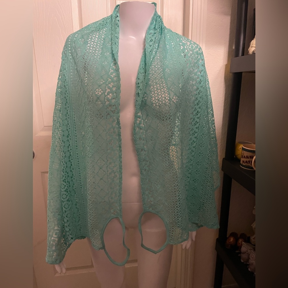 Victoria’s Secret sea Foam Green Crocheted Floral lace cropped cover up shrug SM